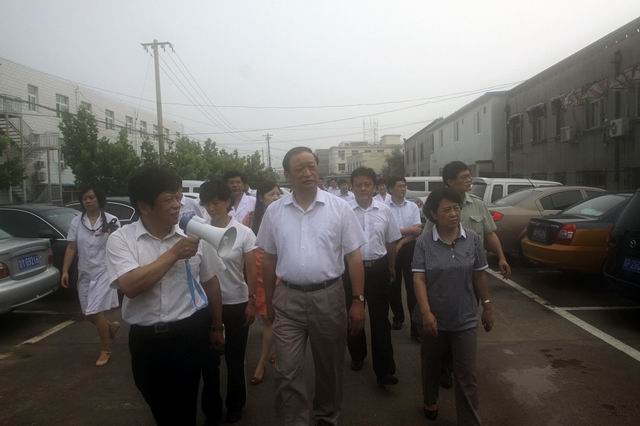 調(diào)整大小 北京市中醫(yī)管理局趙靜（右一）局長陪同王國強(qiáng)（中）副部長視察災(zāi)情.jpg