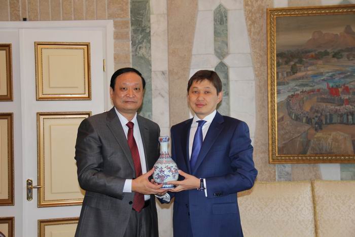 調整大小 會見吉總統辦公廳副主任兼對外政策部主任伊薩科夫先生.JPG